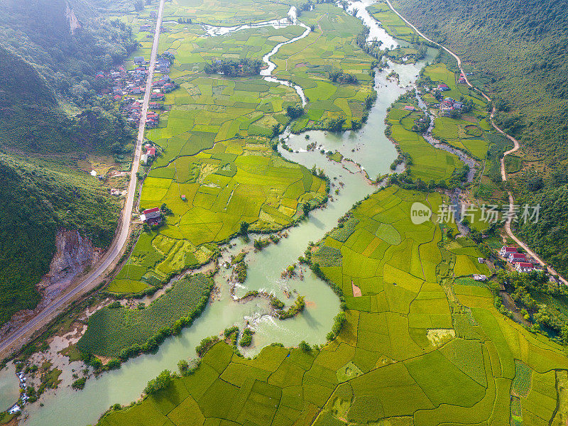 鸟瞰越南曹邦省中庆镇Ngoc Con ward山上的黎明，有河流，自然，绿色的稻田。班乔克瀑布附近。